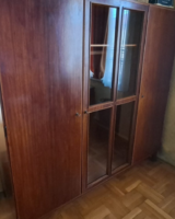 Régi 3 ajtós szekrény, középen üvegajtóval