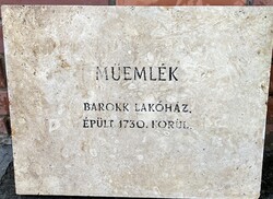 Győrben régi feliratos mészkőtáblák eladók.