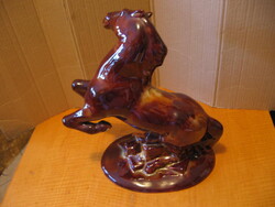 Nagy barna ágaskodó kerámia ló