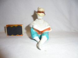 Hollóházi porcelán olvasó fiú figura, nipp