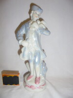 Férfi hegedűvel, galambbal - 25 cm magas jelzetlen porcelán figura, szobor, nipp