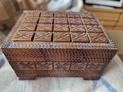 Kézzel faragott fa díszdoboz / ékszerdoboz – népi motívumokkal