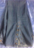 Kék farmer, szárán oldalt patentokkal