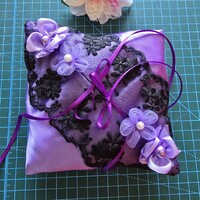 ESKÜVŐ GYP30 - Lila színű gyűrűpárna csipke rátéttel kb. 13x13cm gót stílusban
