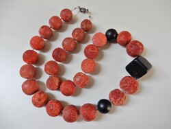 Nagyméretű gyöngyökből fűzött habkorall nyaklánc ezüst kapoccsal, fekete kövekkel