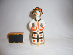Orosz Duleco porcelán népviseletes lány figura, nipp
