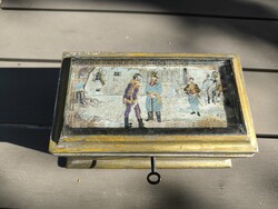 Antik Doboz làdika làda Stevengaph szövött hímzett képpel,Huszàr jelentés doboz kulccsal zárható.