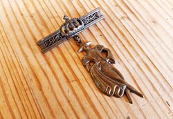 Vintage kitűző kalapos hölggyel