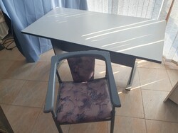 Irodabútor eladó - Asztal 1 db karfás szék 4 db szék