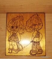 1970-es évek, mókás gyermekpárt ábrázoló égetett mintás retro fa falikép - 31*34 cm