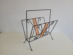 Retro régi vas fém újságtartó fonott betétes tároló mid century lakáskiegészítő