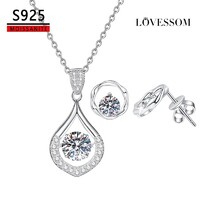 Moissanite Gyémánt Köves 925 Tiszta Ezüst Nyaklánc Medál 1 CT Fülbevaló 2x0,5 CT Ékszerdoboz Új.