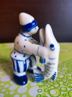 GZHEL orosz csukát fogó férfi