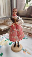 Lengyel népviseleti kerámia baba, 19,5 cm