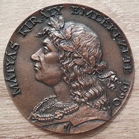 Mátyás király emlékezete 1990 bronz plakett fa tartóval