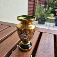 Bohemiai Egermann-stílusú zománcvirágos, aranyozott zöld üveg váza – 13 cm