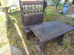 Régi pad asztallal