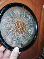 Csodálatosan szép Antik terítő üveg alatt réz lábak fa keretben