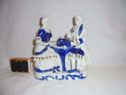 Porcelán barokk teázó pár figura, nipp