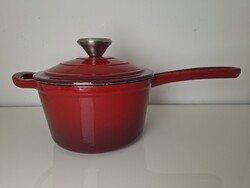 Hibátlan nyeles piros öntöttvas lábas fazék