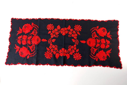 Kalocsai hímzett terítő, piros színben ,magyar népművészet kb 1970-es évek 84cm x 36cm