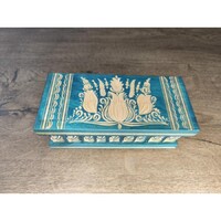 Székely fa titokdoboz – Közepes, kék hármas tulipán motívummal