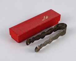 1W901 Régi ezüstözött cukorfogó, cukorcsipesz dobozában 9.5 cm