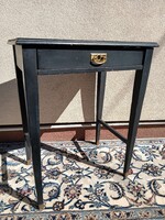 Szecessziós stílusú fekete telefon asztal réz papucsban. Alkudható.