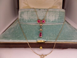 Antik arany nyakék szintetikus rubinokkal és egy brillel