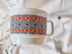 Retró, kockás és piros virágos vitrinállapotú, rakásolható Zsolnay bögre 25.