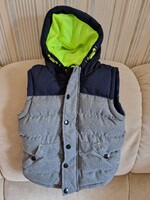 Vastag, kapucnis bélelt, cipzáras mellény, két patentos zsebbel, hibátlan állapotban, mérete 104cm