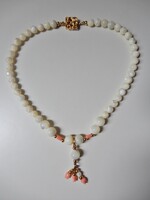 Gyöngyház nyaklánc korall rózsákkal díszítve, aranyozott szerelékkel