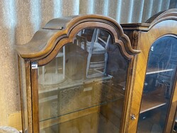 Faragott íves tetejű,  hárompolcos vitrin jó állapotban.