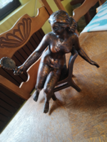 Ülő nő tükörrel