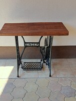 Singer vastag asztallappal varrógép asztalból