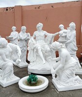 Mitológiai márvány szobor csoport , Apolló fürdetése kiszolgáló személyekkel