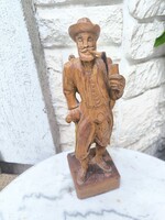 Fafaragás Szobor szignàlt Faragott kirànduló pipàzó kalapos férfi nő