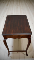 Antik stílusú lerakó asztal