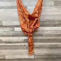 Narancssárga mintás karikás kendő babahordozó