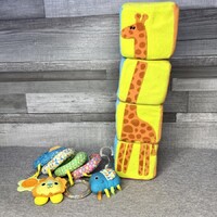 Plüss építőkocka, babakocsira rakható játék csörgő