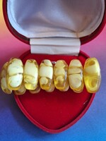 Borostyán karkötő