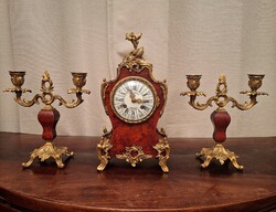 19. századi francia kandallóóra két gyertyatartóval