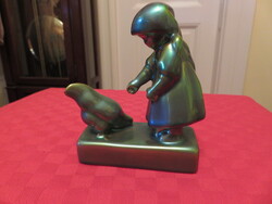 Zsolnay eozin tyúkot etető kislányka, szép zőld árnyalattal