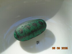 Krizokolla csiszolt festett Tibeti ásvány  talizmán bambusz dobozában