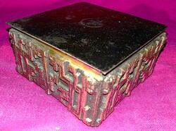 Móga Sándor alkotása -LIGNIFER Geometrikus domborműdíszes réz doboz fa betét, jelzett, 10 x5 cm