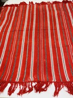 Piros, hímzett asztalterítő