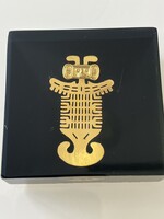 Inka medál replika levélnehezékben a bogotái Aranymúzeumban lévő inka kincs alapján