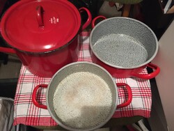 Enameled pot, legs, lid