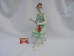 Hollóházi porcelán paprikát fűző nő szobor, figura, nipp