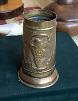 SZŐLŐ DÍSZÍTÉSŰ KALAPÁLT RÉZ KICSI VÁZA 8.8 CM
